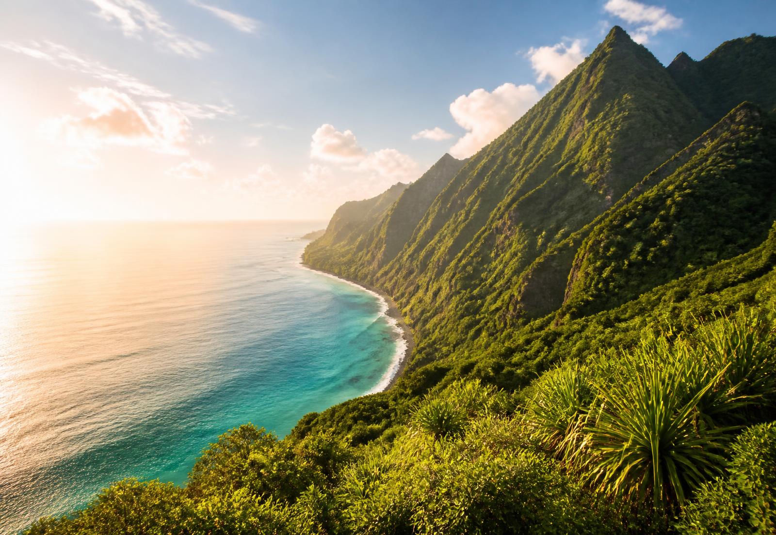 Littoral montagneux et océan à La Réunion